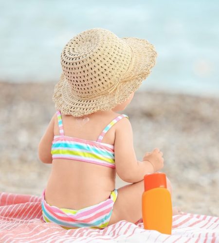 Otrok Na Javni Plaži (Nag Ali V Kopalkah?)